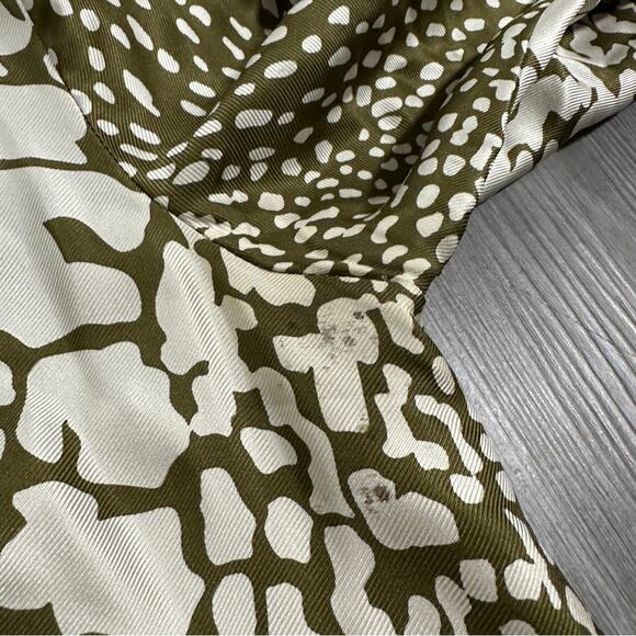 J. Crew 100% Silk Cream & Green Giraffe Animal Print 3/4 Sleeve Top Size 6 - Picture 5 of 8